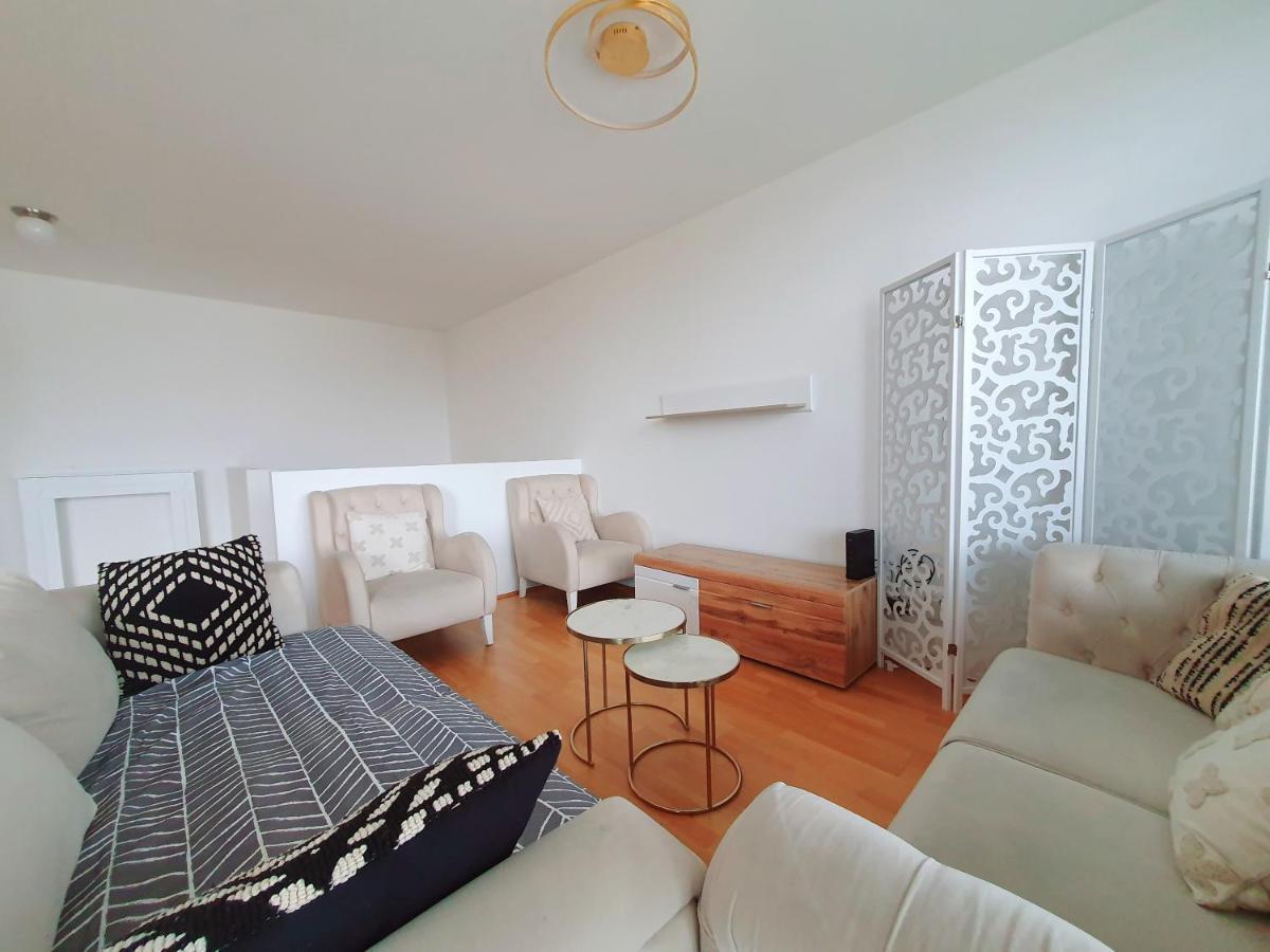 Near Lake Two Bedroom Duplex * Wien
