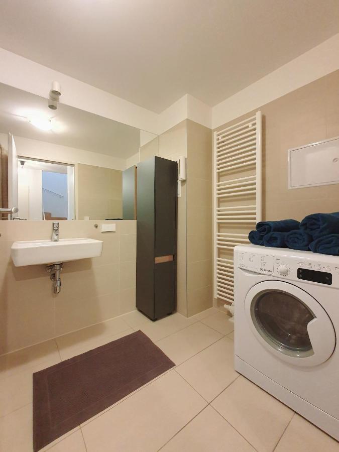 Near Lake Two Bedroom Duplex Wien